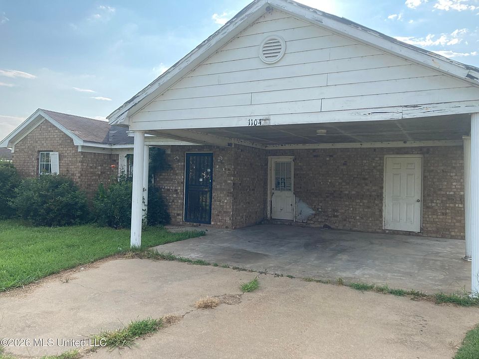 1st image of 1104 Cloverleaf Cir