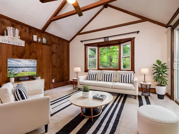 202 Glenellen Rd, West Roxbury, MA 02132