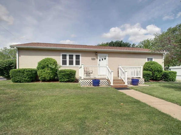 130 S State St, Mendon, IL 62351