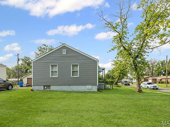 4th image of 100 Bonds Ave