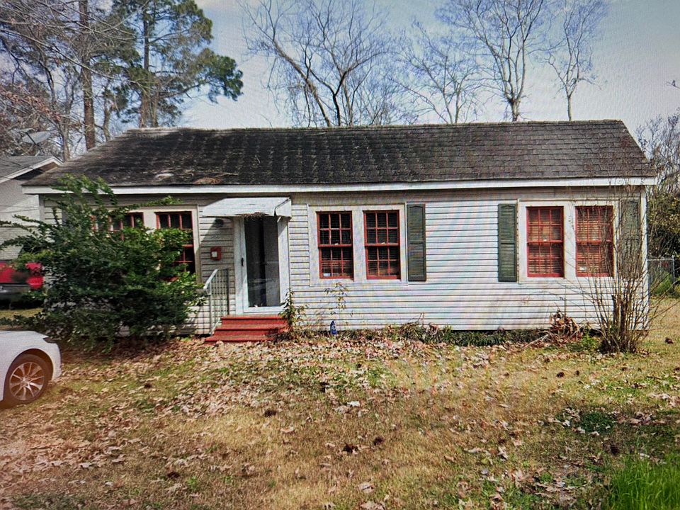1st image of 215 E Bertheaud Ave