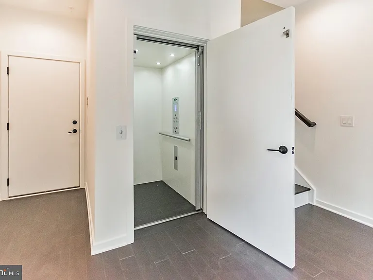 3111 Parkview Walk — Photo 4