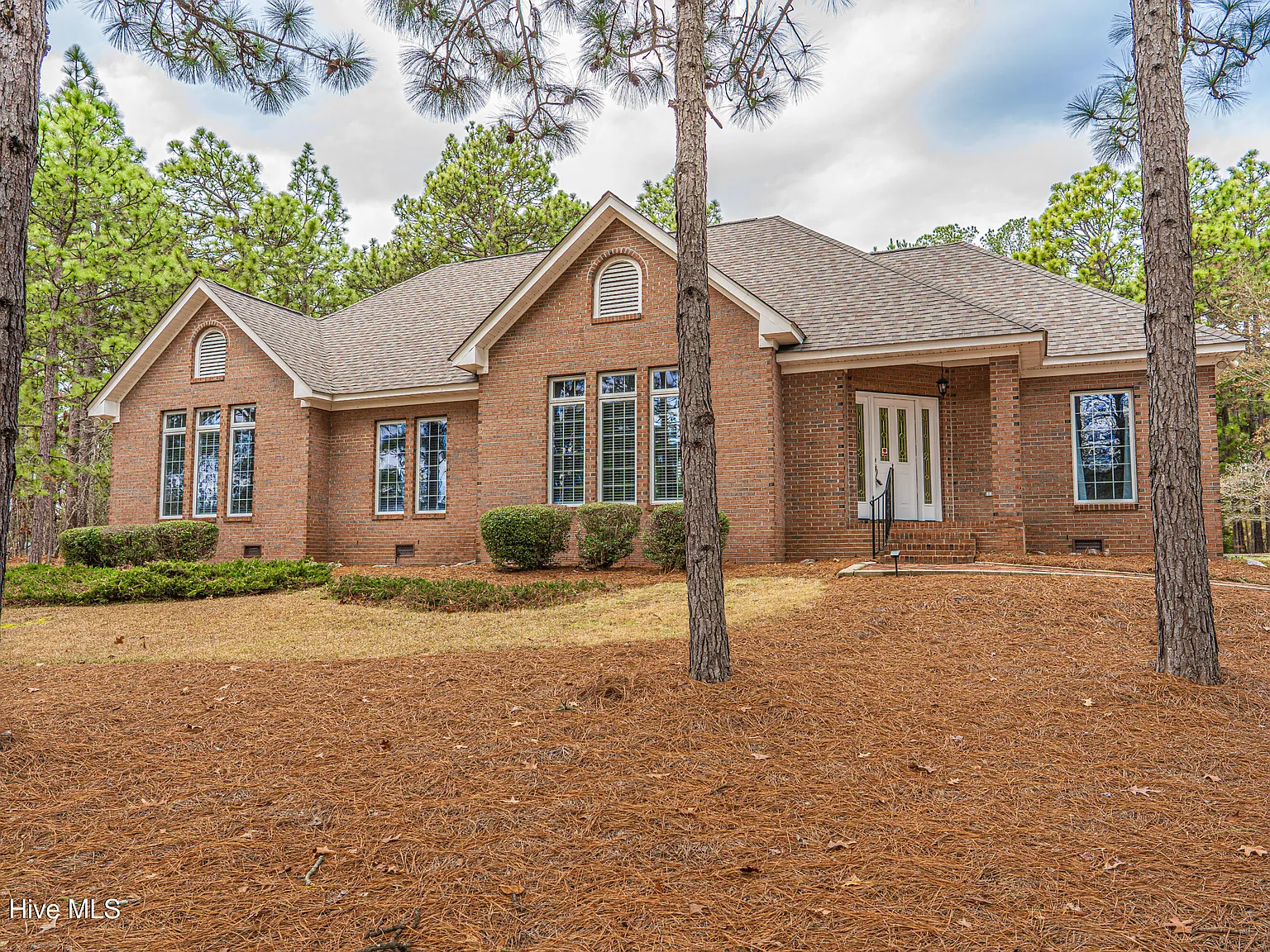 3 bed, 2.5 bath, 2360 sqft, $2,300 — Photo 2