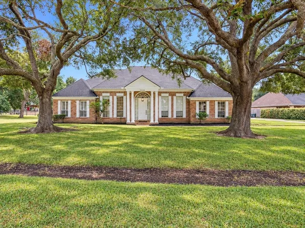 32719 Weybridge St, Weston Lakes, TX 77441