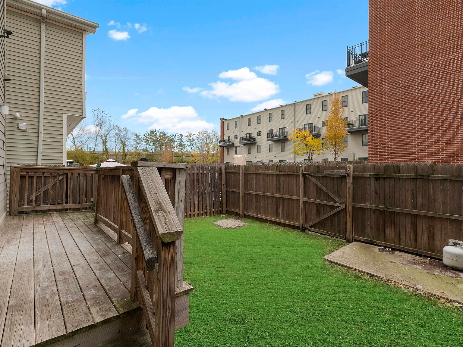 3 bed, 2.5 bath, 2000 sqft, $4,400 — Photo 1