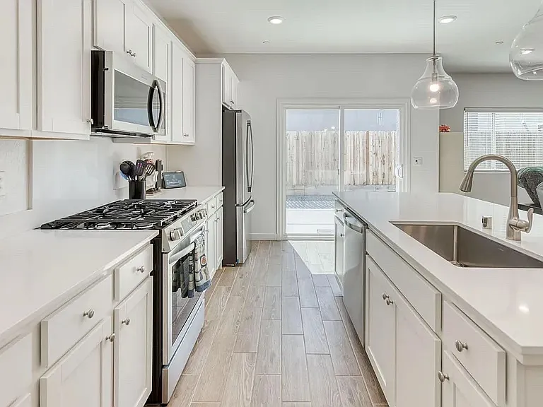 3 bed, 1635 sqft, $3,000 — Photo 2