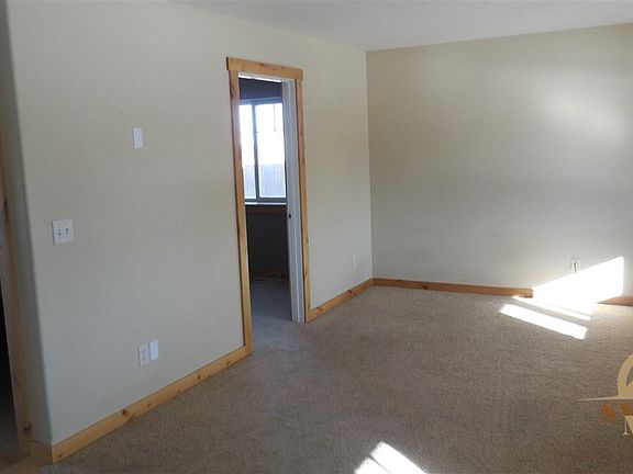 3rd image of 299 Woodman Dr