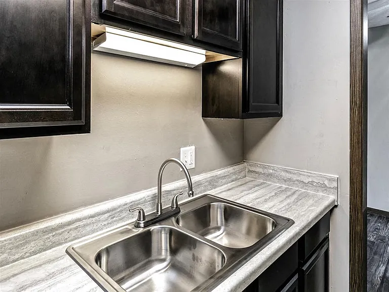 Edgewater Court Apartments — Photo 21