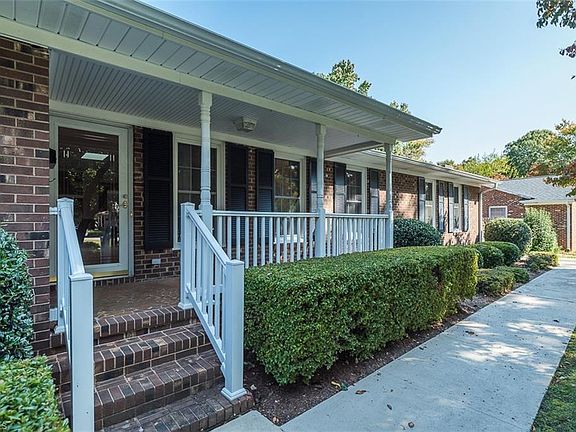4th image of 2827 Blanche Dr
