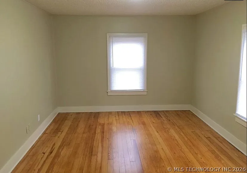 3 bed, 1.0 bath, 900 sqft, $1,275 — Photo 3