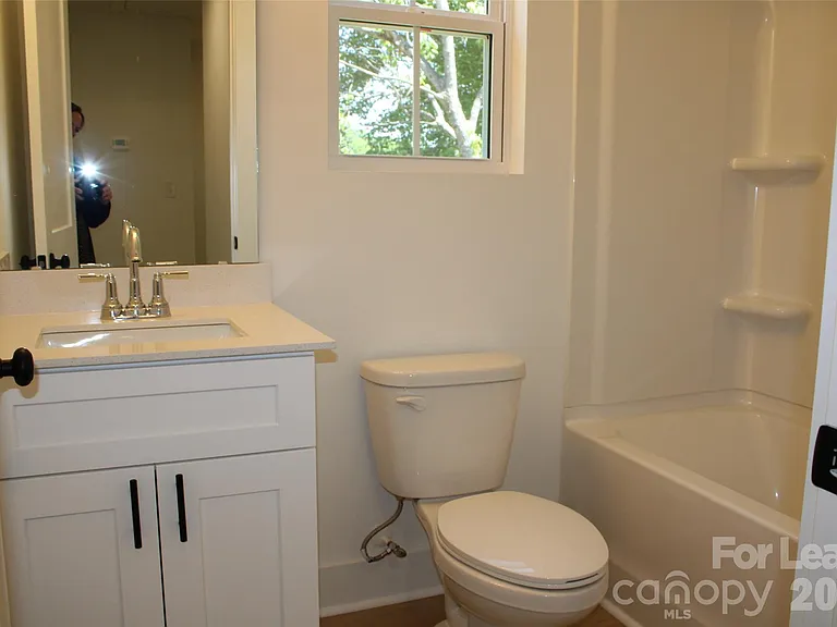 562 W Park Ave #B — Photo 16