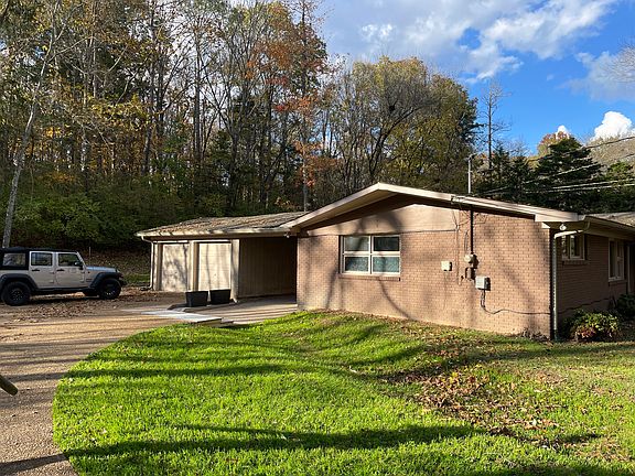 Driveway entrance to garage and side of house