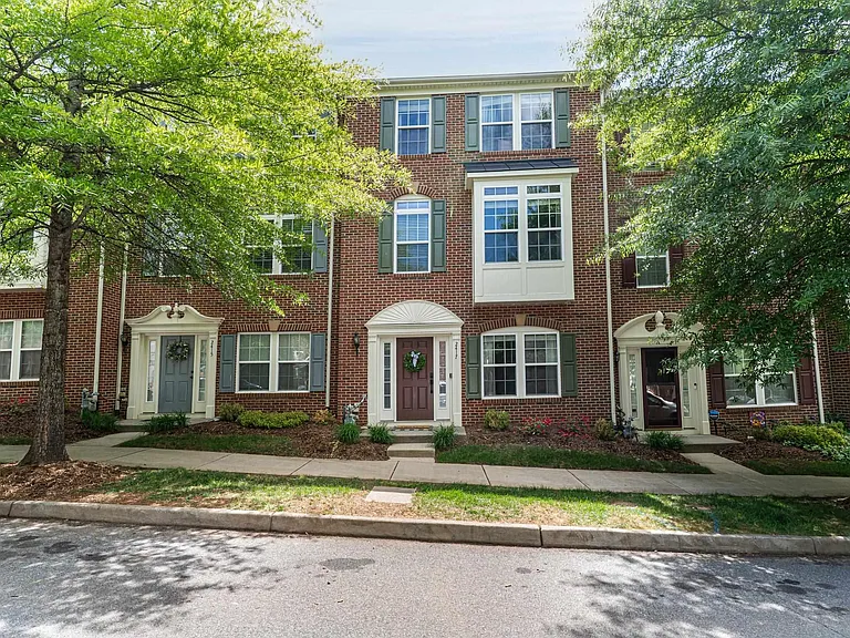 2417 Abington Dr — Photo 3