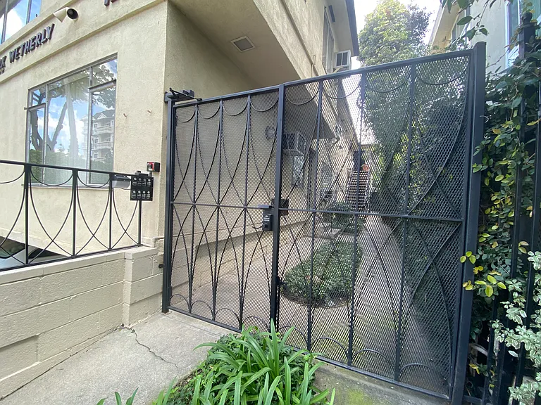 122 N Wetherly Dr #5 — Photo 30