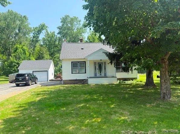 7813 Chestnut Ridge Rd, Gasport, NY 14067