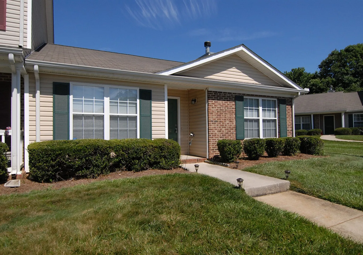 Charming 3 bedroom 2 bath Townhouse w/ fenced in yard located off Guilford College Road! — Photo 2