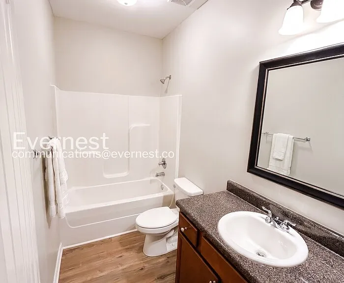 208 Hampton Dr — Photo 9