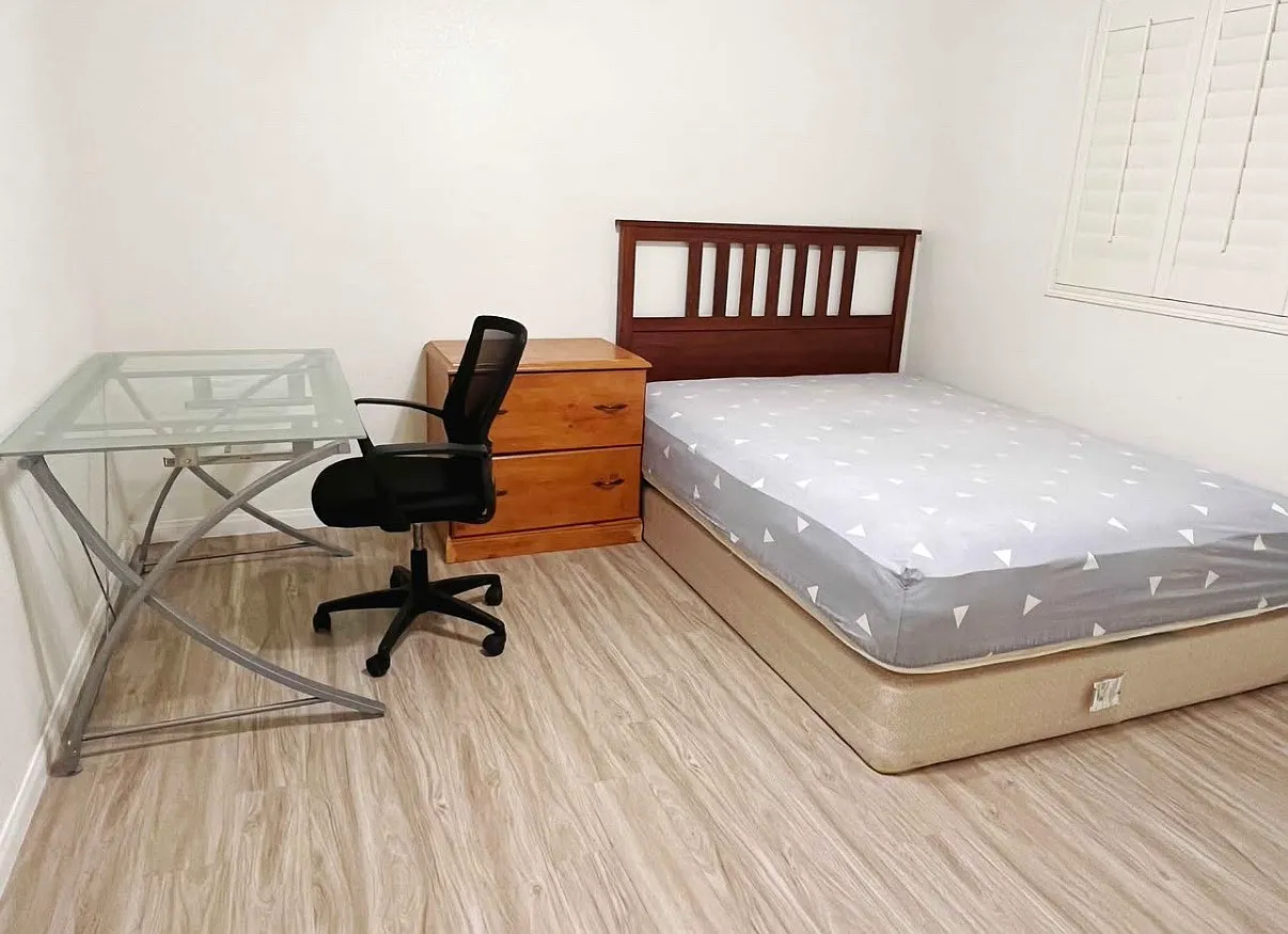 6 bed, 3064 sqft, $680 — Photo 1