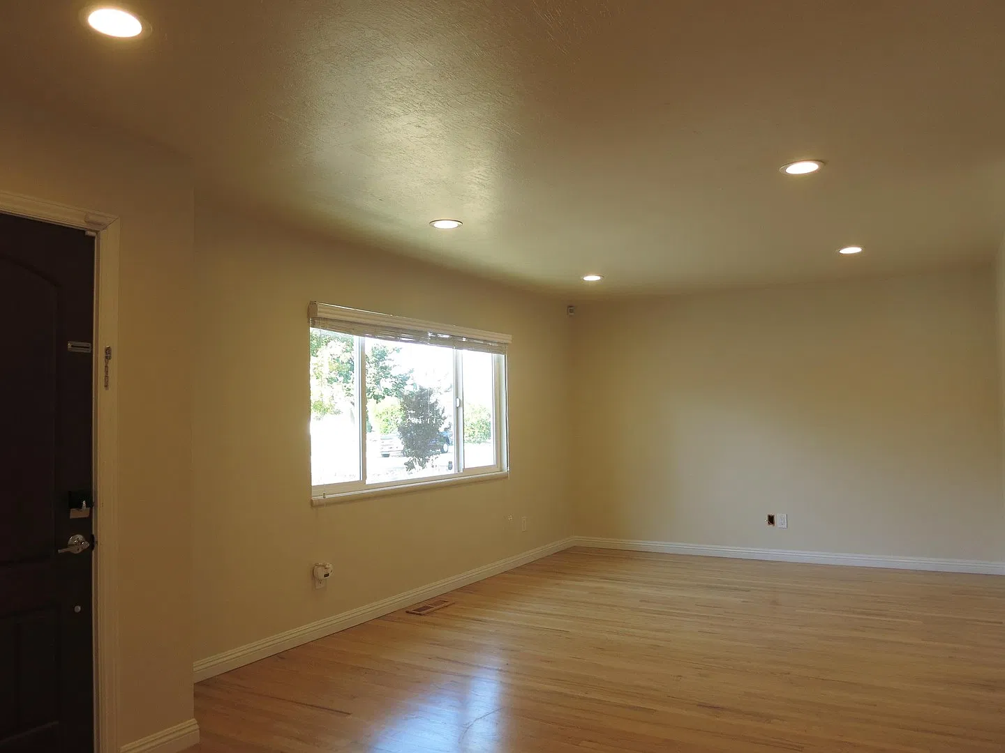 3 bed/2 bath Single family home, dual pane windows, A/C — Photo 3