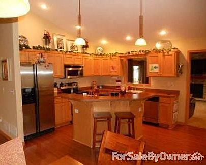 Kitchen
						:
						Stainless steel appliances.