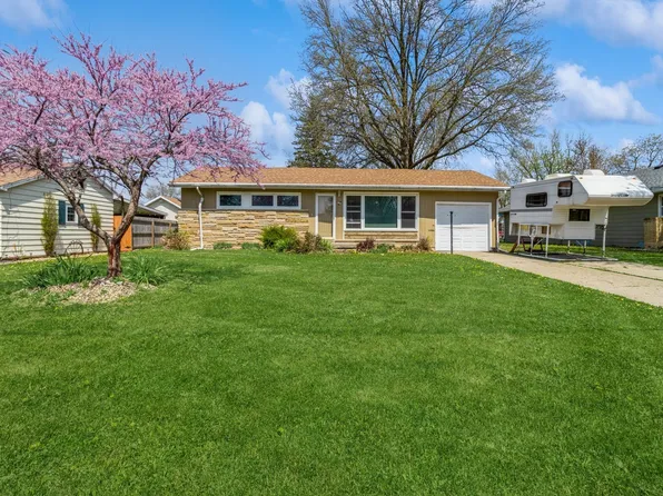 704 S 13th Ave W, Newton, IA 50208