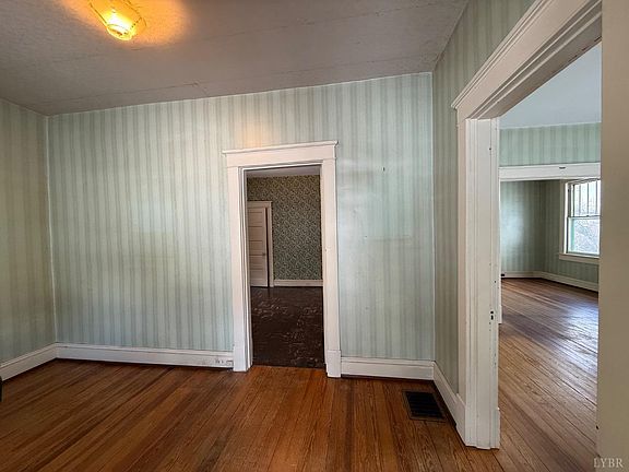 4th image of 619 Grady St