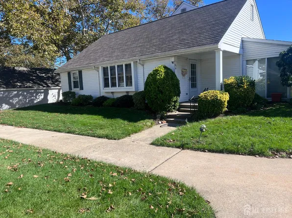111 Hanover Ln #A, Monroe Township, NJ 08831