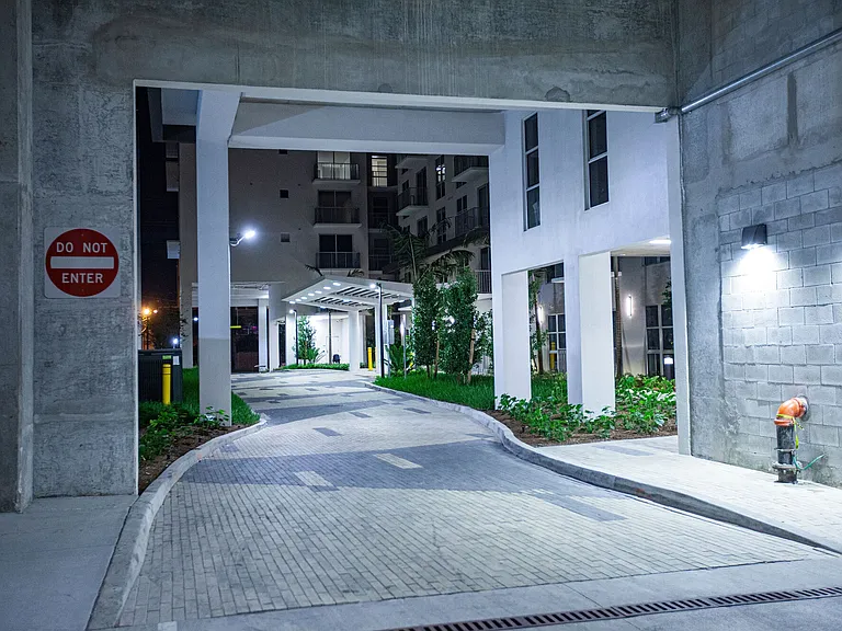 850 Living — Photo 10