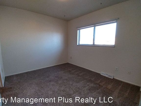 5th image of 704 W Geneseo St