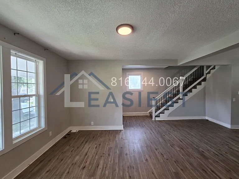 1209 College Ave — Photo 3