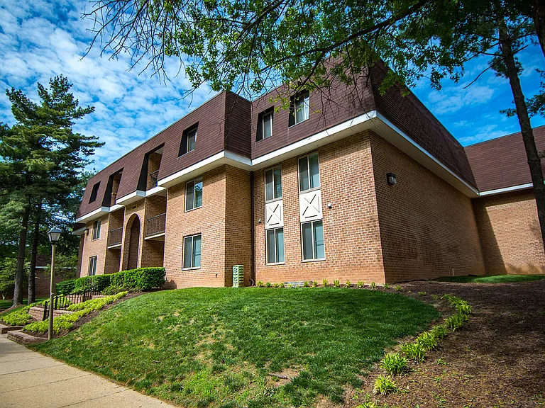 Oakton Park Apartments Building Exterior 14