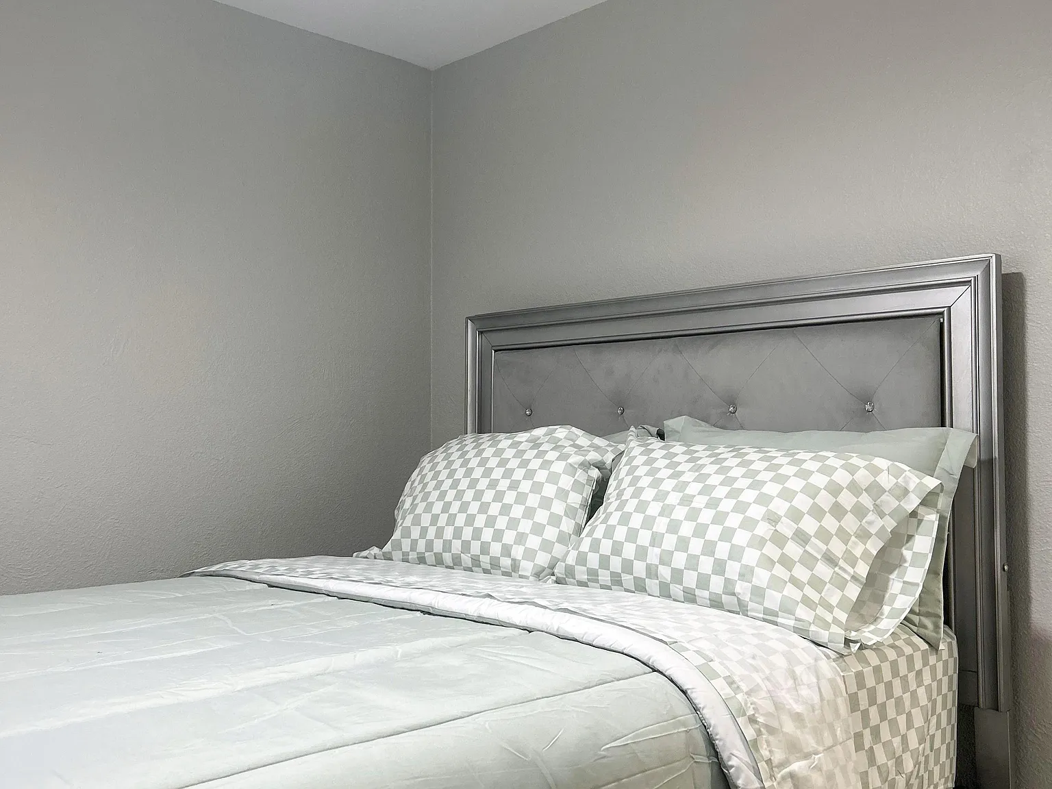 4 bed, 2.0 bath, 1298 sqft, $706 — Photo 2