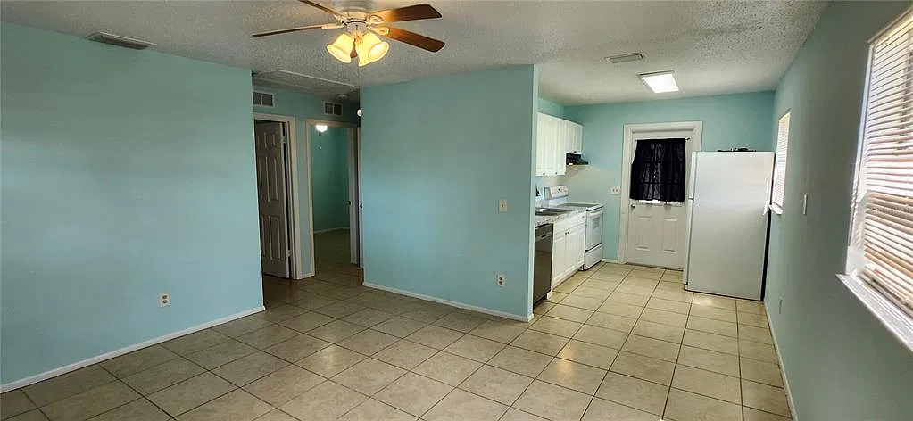 2 bed, 1.0 bath, 700 sqft, $1,700 — Photo 2