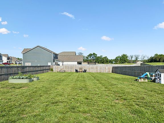 4th image of 203 Goldfinch Rd