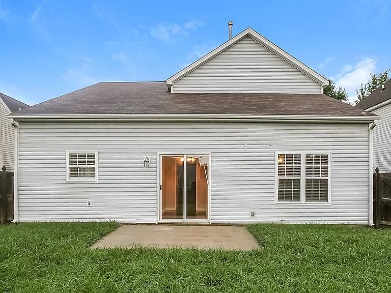 7124 Fox Point Dr — Photo 16