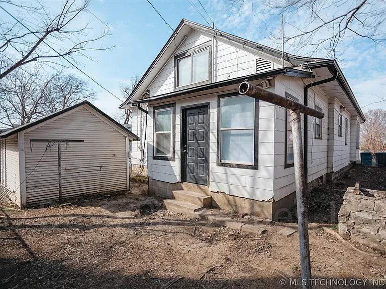 2604 E 7th St S — Photo 56