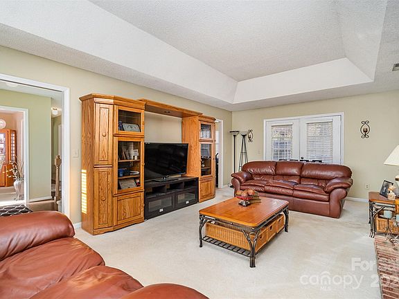 2nd image of 2027 Killarney Pl