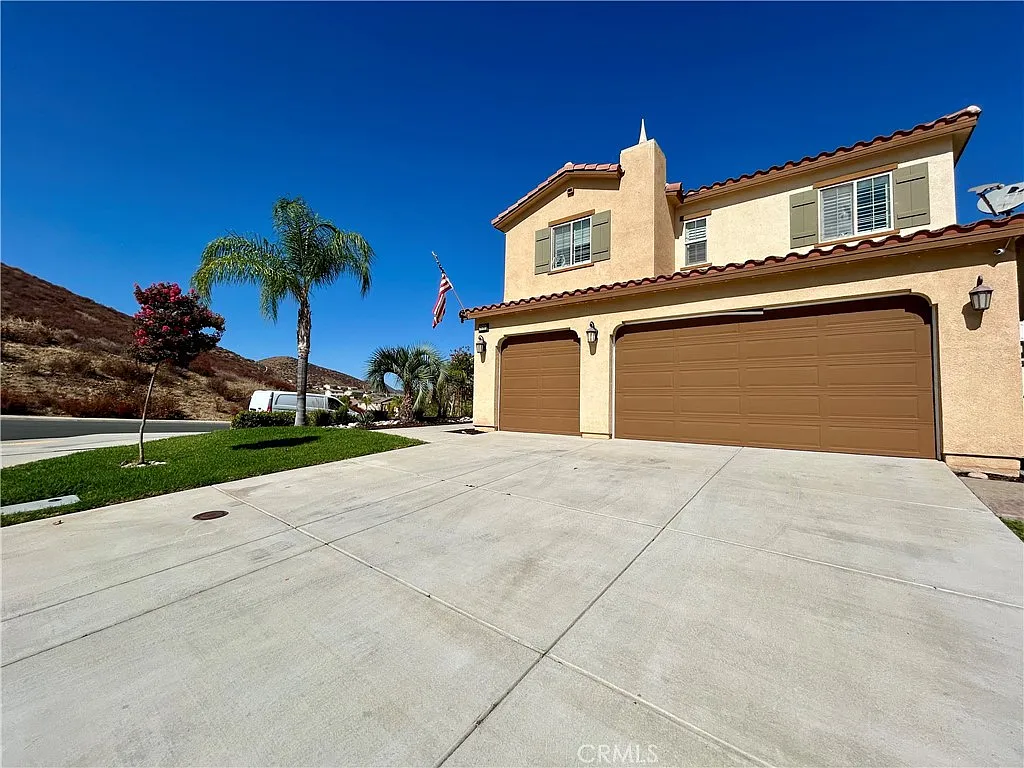 5 bed, 3.5 bath, 2795 sqft, $3,750 — Photo 2