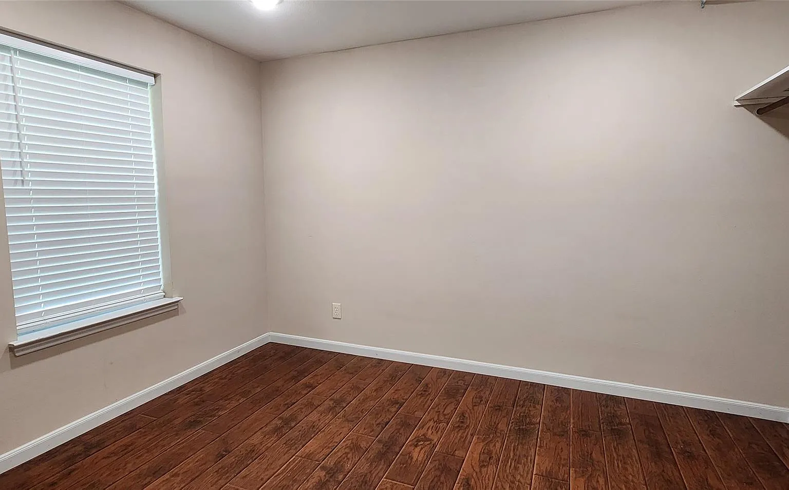 1 bed, 1.0 bath, 8910 sqft, $1,000 — Photo 3