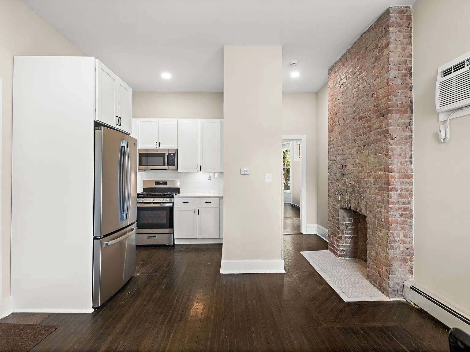 3 bed, 2.0 bath, 1400 sqft, $3,500 — Photo 2