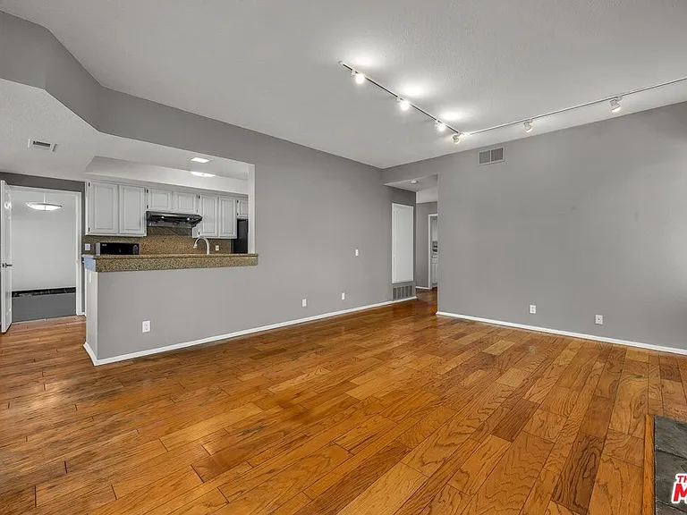 7513 W 83rd St — Photo 16