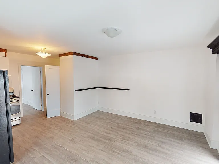 1152 Gerrard St E — Photo 17