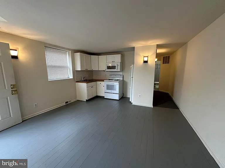 2621 E Thompson St — Photo 11