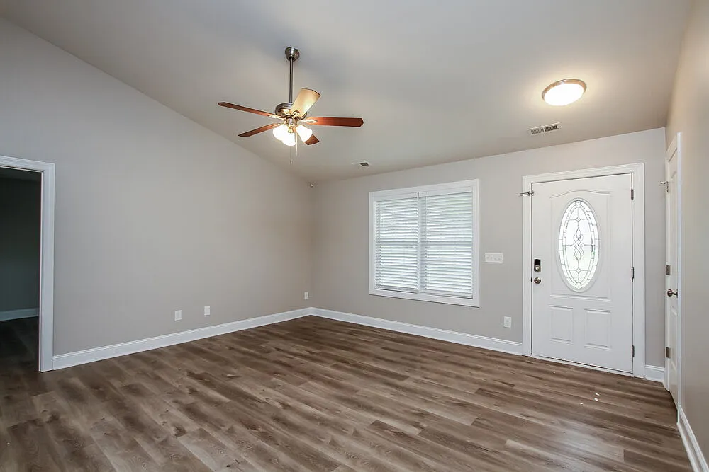 3 bed, 2.0 bath, 1225 sqft, $2,570 — Photo 3
