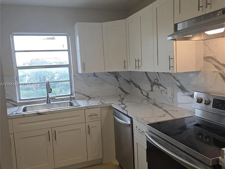 2025 NE 164th St #309 — Photo 3