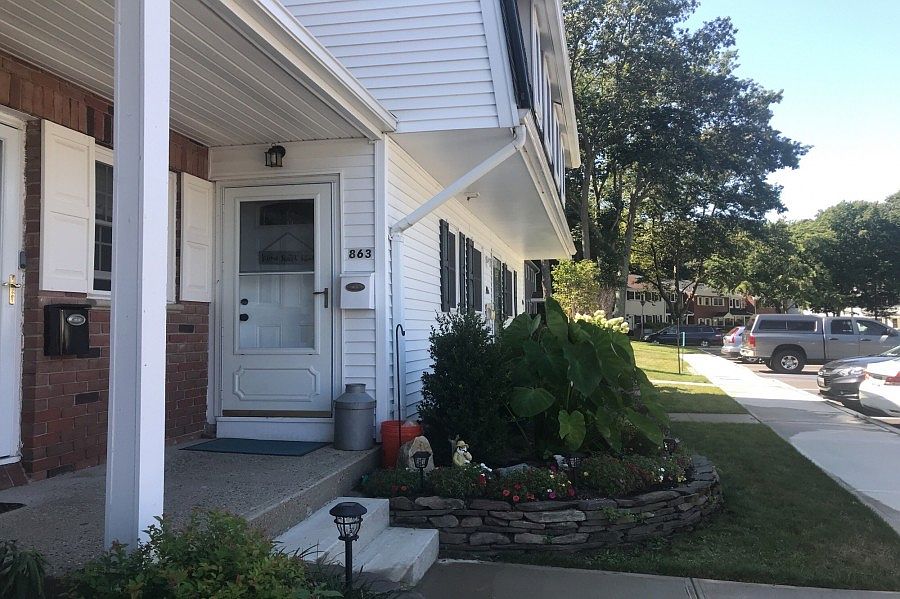 1st image of 863 Village Dr