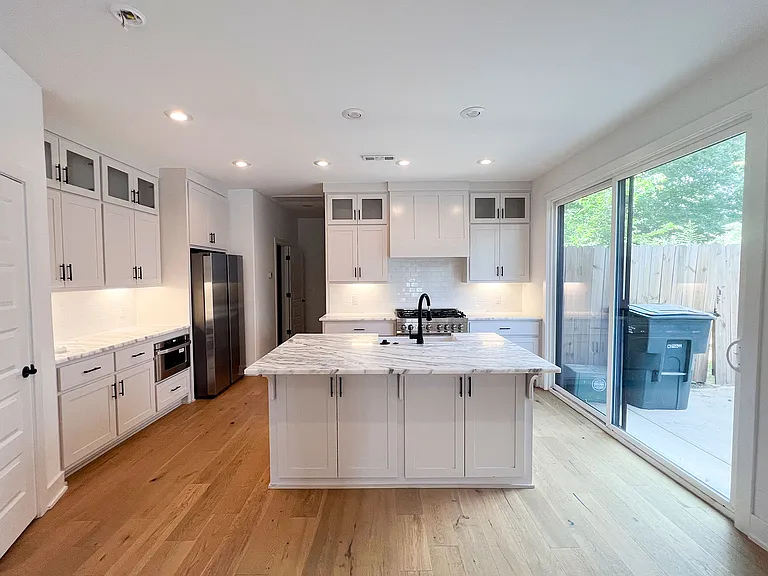 933 W Holly St — Photo 5