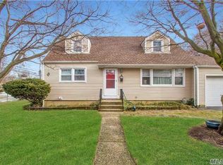 5 N Pine Dr, Massapequa, NY 11758
