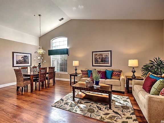 5th image of 22 Collins Pl