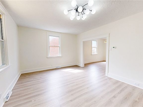 5th image of 121 Sampson Ave
